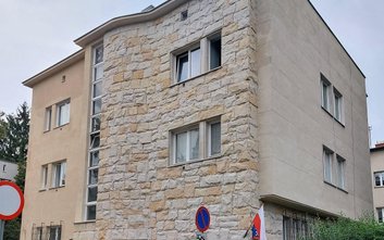 Elewacja modernistycznego budynku na Saskiej Kępie odzyskała dawny blask