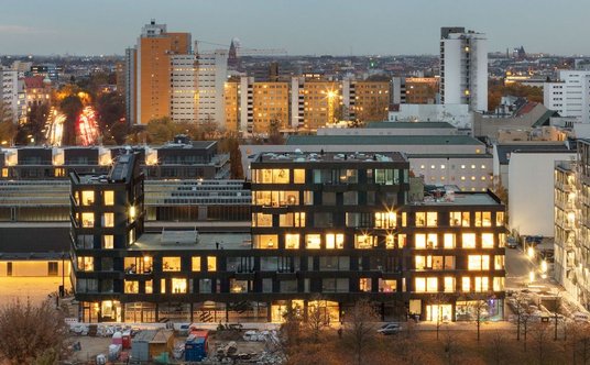 Berliński budynek Frizz23 architektów Britty Jürgens i Matthew Griffina