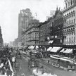 State Street, Chicago w USA, ok. 1900 r. Tramwaje i piesi na jednej z głównych ulic handlowych w cen