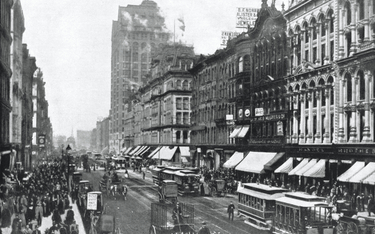 State Street, Chicago w USA, ok. 1900 r. Tramwaje i piesi na jednej z głównych ulic handlowych w cen