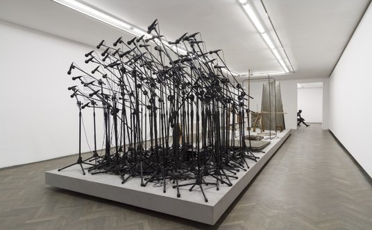 Konrad Smoleński Audioinstalacja "The End of Radio" /194 mikrofony, 210 statywów, 20 wzmacniaczy słu