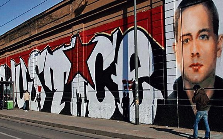 Graffiti z portretem Carla Giulianiego w Mediolanie