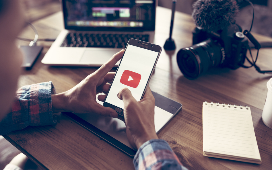 NSA: wydatki na filmiki na YouTube, które dają zyski z reklam, są kosztem vlogera
