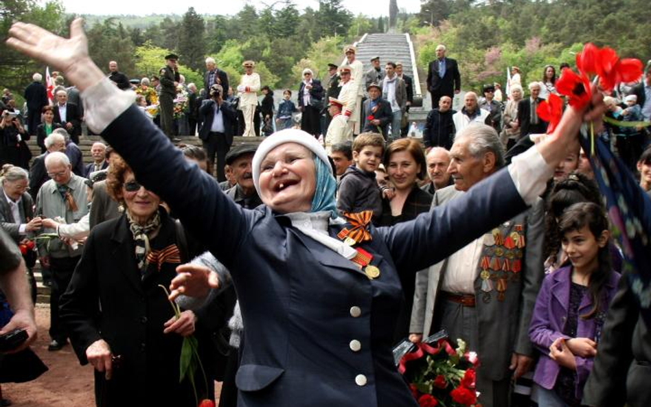 Gruzja, Tbilisi. Weterani świętują rocznicę zakończenia II wojny światowej