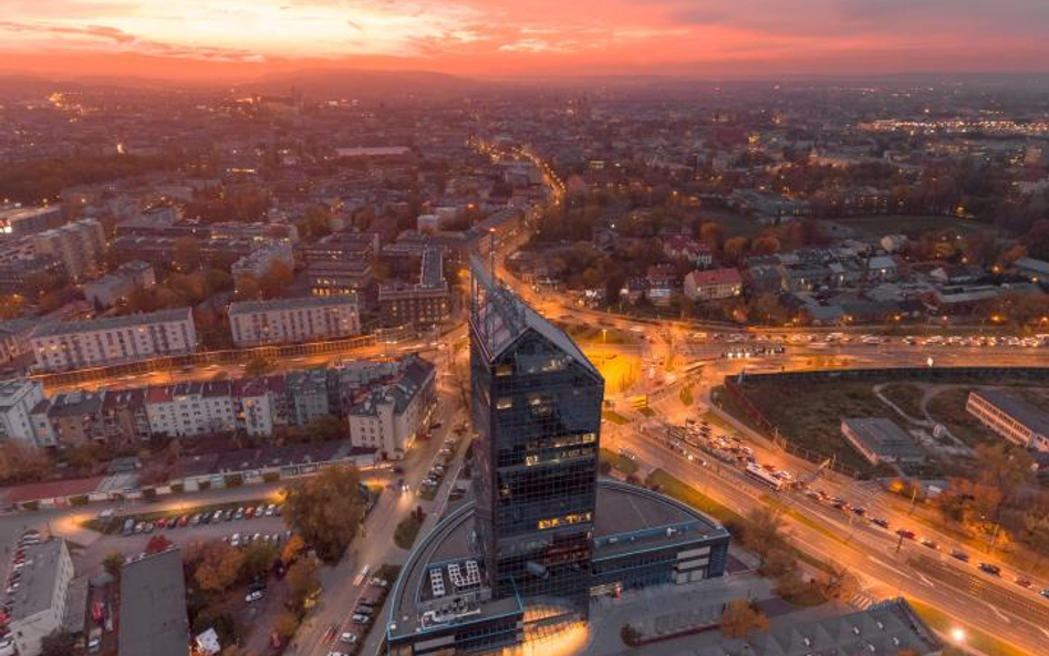 Jeśli chodzi o prawo podatkowe i praktykę organów skarbowych, ten sam biurowiec, hotel czy galeria h