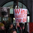 Uczestnicy marcowego marszu pod hasłem "Miała na imię Liza" - w tle brama, w której zginęła 25-letni