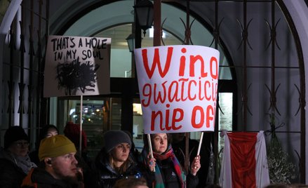 Uczestnicy marcowego marszu pod hasłem "Miała na imię Liza" - w tle brama, w której zginęła 25-letni