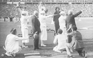 Dekoracja medalistek. Niemki Tilly Fleicher (złoto) i Luise Kruger (srebro) stoją na podium z hitler