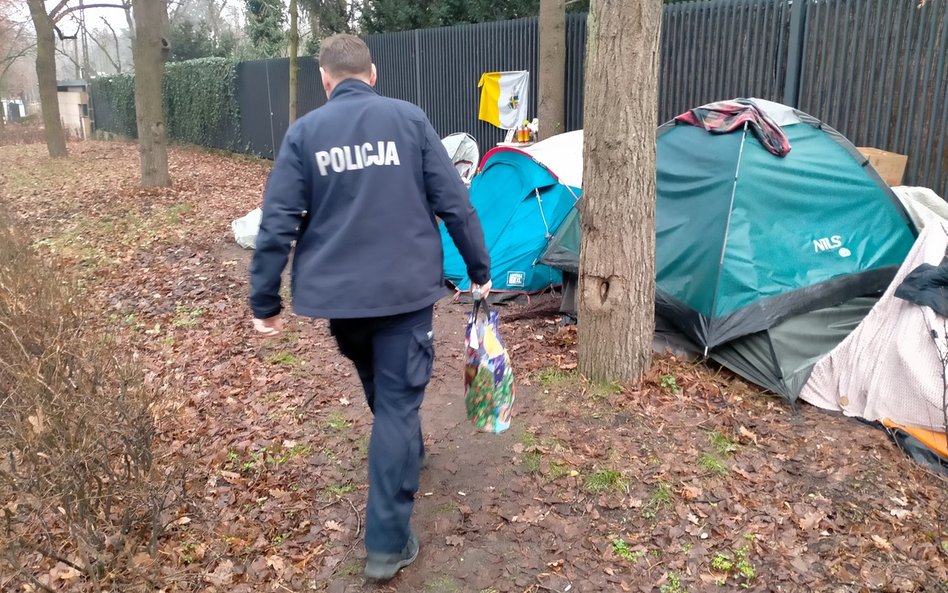 Policjanci z Bielan niosą wsparcie osobom starszym, samotnym i w kryzysie bezdomności