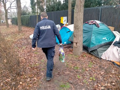 Policjanci z Bielan niosą wsparcie osobom starszym, samotnym i w kryzysie bezdomności