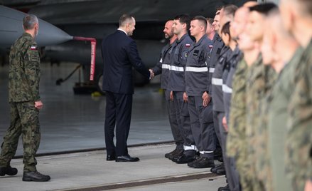 Prezydent RP Karol Nawrocki podczas wizyty na terenie 31. Bazy Lotnictwa Taktycznego Poznań Krzesiny