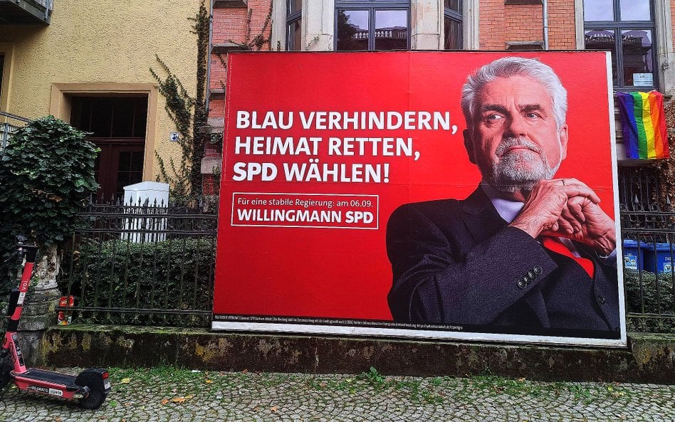 Pod siedzibą SPD w Magdeburgu. Armin Willingmann jest głównym kandydatem tej partii w niedzielnych w