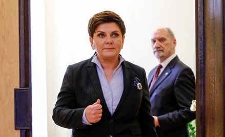 Wysokie nagrody dla szefa MON Antoniego Macierewicza