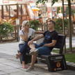 Ławki solarne Seedia, które są w stanie ładować smartfony i udostępniać internet, to element tzw. ma