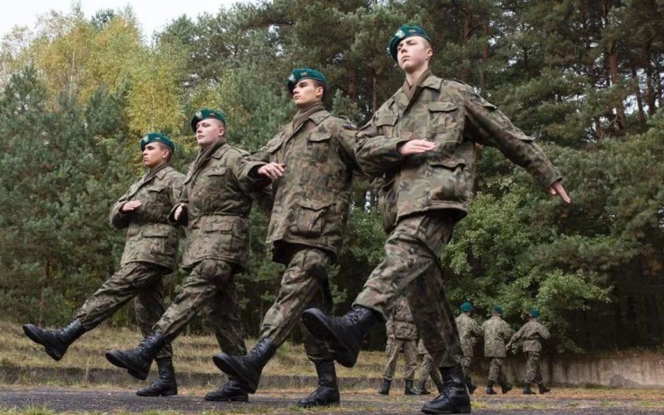 Uczniowie klasy mundurowej w trakcie szkolenia wojskowego.