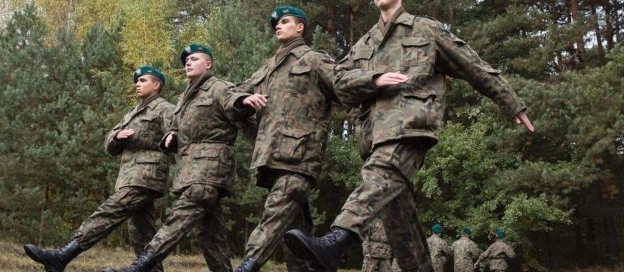 Uczniowie klasy mundurowej w trakcie szkolenia wojskowego.