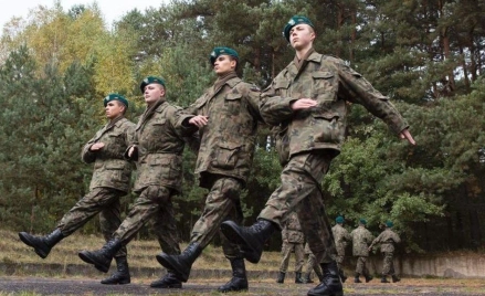 Uczniowie klasy mundurowej w trakcie szkolenia wojskowego.