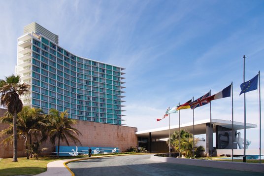 Współczesny widok wybudowanego przez Lansky’ego hotelu Habana Riviera. W 1960 r. Fidel Castro znacjo