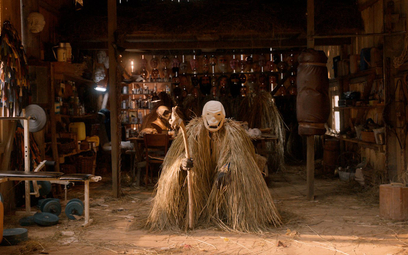 Ważną rolę w „Pamfirze” odgrywa pochód w maskach i słomianych strojach