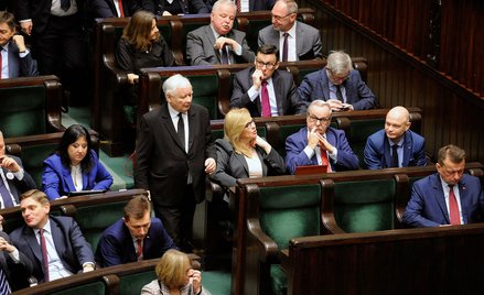 Sondaż: PiS, Solidarna Polska i Porozumienie tracą większość