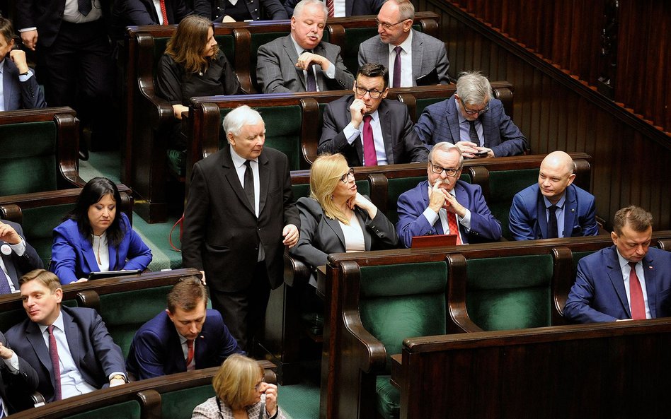 Sondaż: PiS, Solidarna Polska i Porozumienie tracą większość