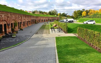 Dawny carski fortuVIII, który jest po rewitalizacji, sąsiaduje bezpośrednio z Ósmym Parkiem.