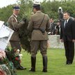 Prezydent Aleksander Kawaśniewski składa wieniec podczas uroczystosci żałobnych w 60. rocznicę pogro