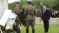 Prezydent Aleksander Kawaśniewski składa wieniec podczas uroczystosci żałobnych w 60. rocznicę pogro