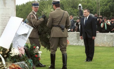 Prezydent Aleksander Kawaśniewski składa wieniec podczas uroczystosci żałobnych w 60. rocznicę pogro