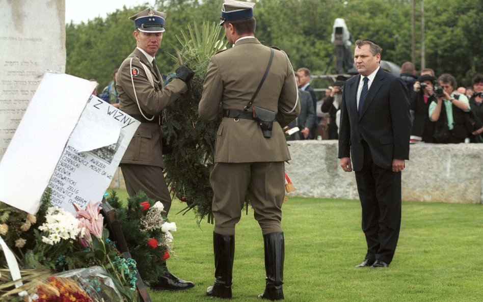 Prezydent Aleksander Kawaśniewski składa wieniec podczas uroczystosci żałobnych w 60. rocznicę pogro