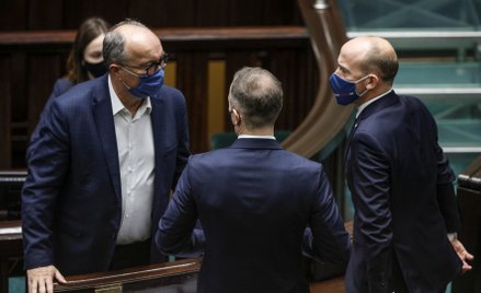 Włodzimierz Czarzasty (z lewej) i Lewica mówią, że rząd zgodził się na ich warunki dotyczące KPO. - 