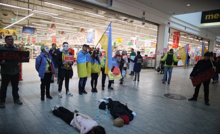 Protest przed sklepem sieci Auchan w krakowskiej Galerii Bonarka
