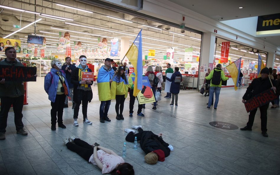 Protest przed sklepem sieci Auchan w krakowskiej Galerii Bonarka