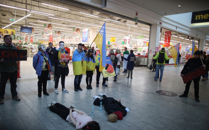 Protest przed sklepem sieci Auchan w krakowskiej Galerii Bonarka