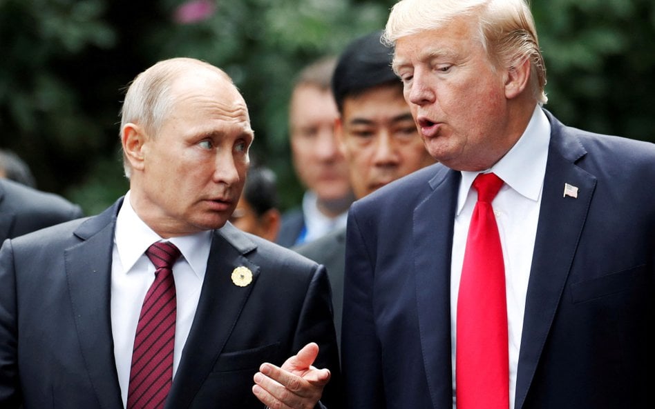 Zdjęcie archiwalne: Donald Trump i Władimir Putin podczassesji zdjęciowej na szczycie APEC w Da Nang