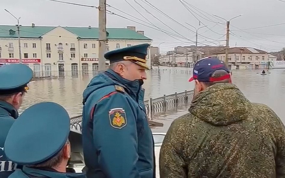 Fragment filmu opublikowanego przez rosyjskie Ministerstwo Sytuacji Nadzwyczajnych. Ratownicy sprawd