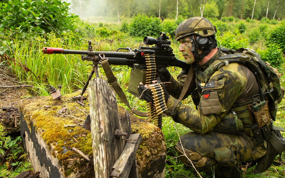 Czeski żołnierz z 7,62 mm karabinem maszynowym MINIMI Mk48.