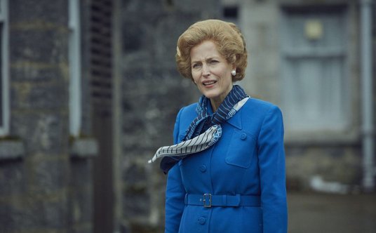 "GILLIAN ANDERSON serial The Crown Netflix"