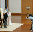 Cesarz Akihito i cesarzowa Michiko przyjmują pozdrowienia od przyszłego cesarza Naruhito i przyszłej