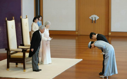Cesarz Akihito i cesarzowa Michiko przyjmują pozdrowienia od przyszłego cesarza Naruhito i przyszłej