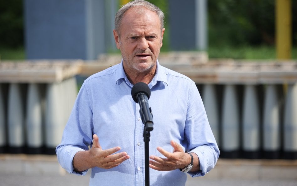 Premier Donald Tusk wystąpił na konferencji dla dziennikarzy przed wizytą w fabryce broni