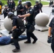 75-latek popchnięty przez policję. Trump z teorią spiskową