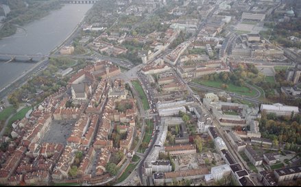 Widok ogólny z lotu ptaka od strony Nowego Miasta. Z lewej u dołu Stare Miasto z rynkiem, obok kości