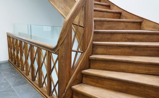 Dawne schody przypominają, że to budynek historyczny.