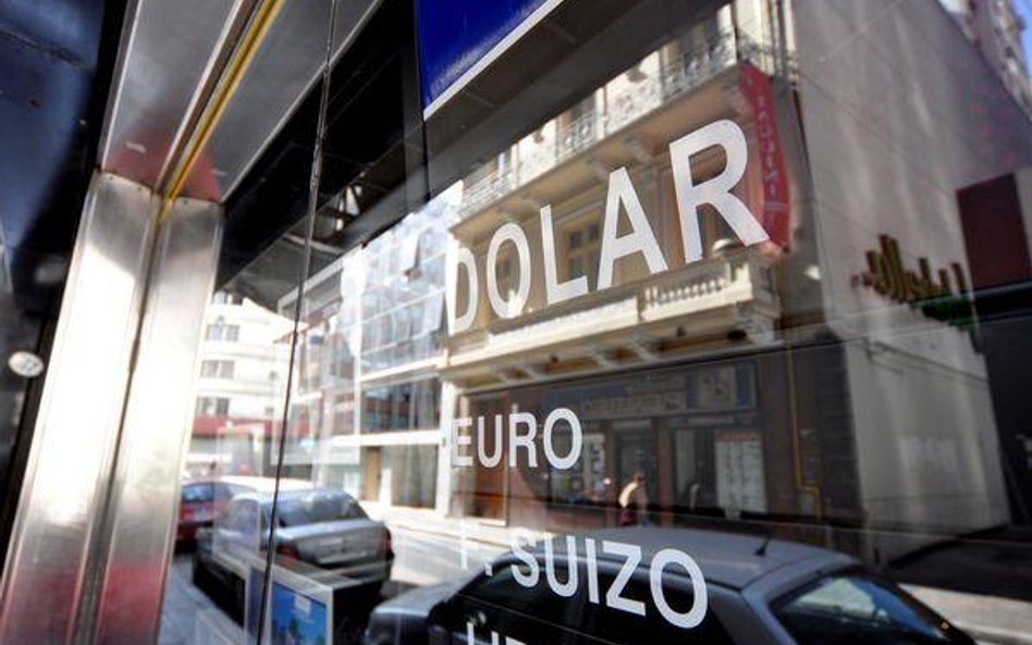 Dolar ciąży cenom miedzi