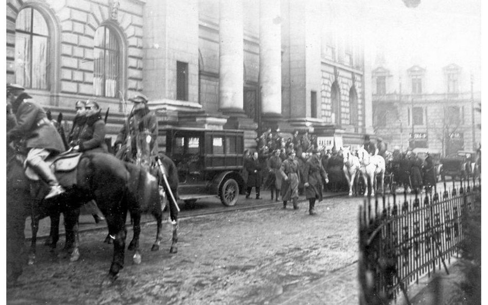 Gmach Zachęty po zamachu na Prezydenta Narutowicza