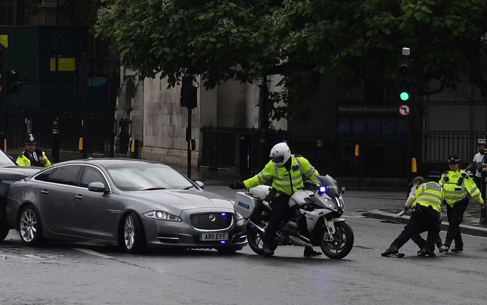 Kolizja z udziałem auta, w którym jechał premier Johnson