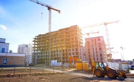 Deweloperzy nastawiają się na popra- wę sprzedaży w 2026 r., liderzy gotowi chcą bić rekordy. Szyki 