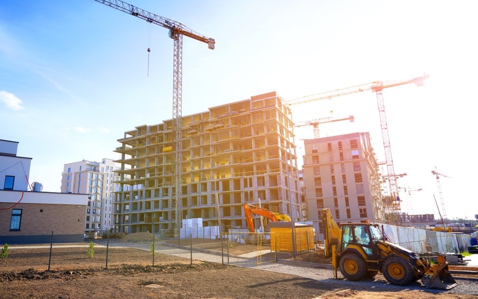 Deweloperzy nastawiają się na popra- wę sprzedaży w 2026 r., liderzy gotowi chcą bić rekordy. Szyki 