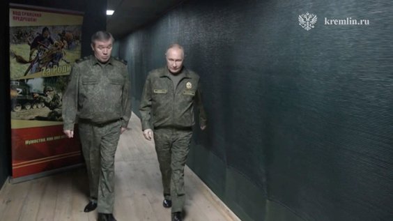 Władimir Putin i szef rosyjskiego Sztabu Generalnego Walerij Gierasimow w punkcie dowodzenia zgrupow